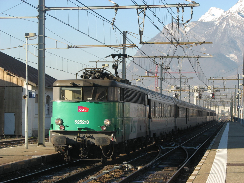 Arrivé en gare d'Albertville de ce ter Lyon - Albertville tracté par la BB 25213 appartenant au fret en remplacement de la BB 25236. IMG_0562.JPG