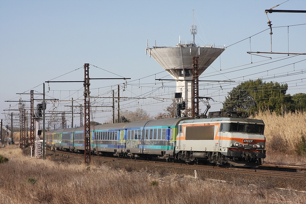 BB 7263 sur l'intercité n° 4672 à Lunel.jpg